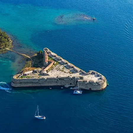 In With Sea View, Terrace, Wifi 아파트 Grebaštica