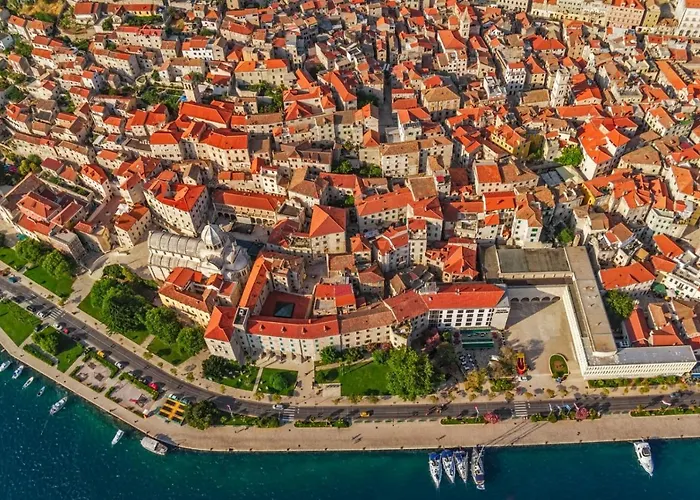 In With Sea View, Terrace, Wifi Apartman Grebastica